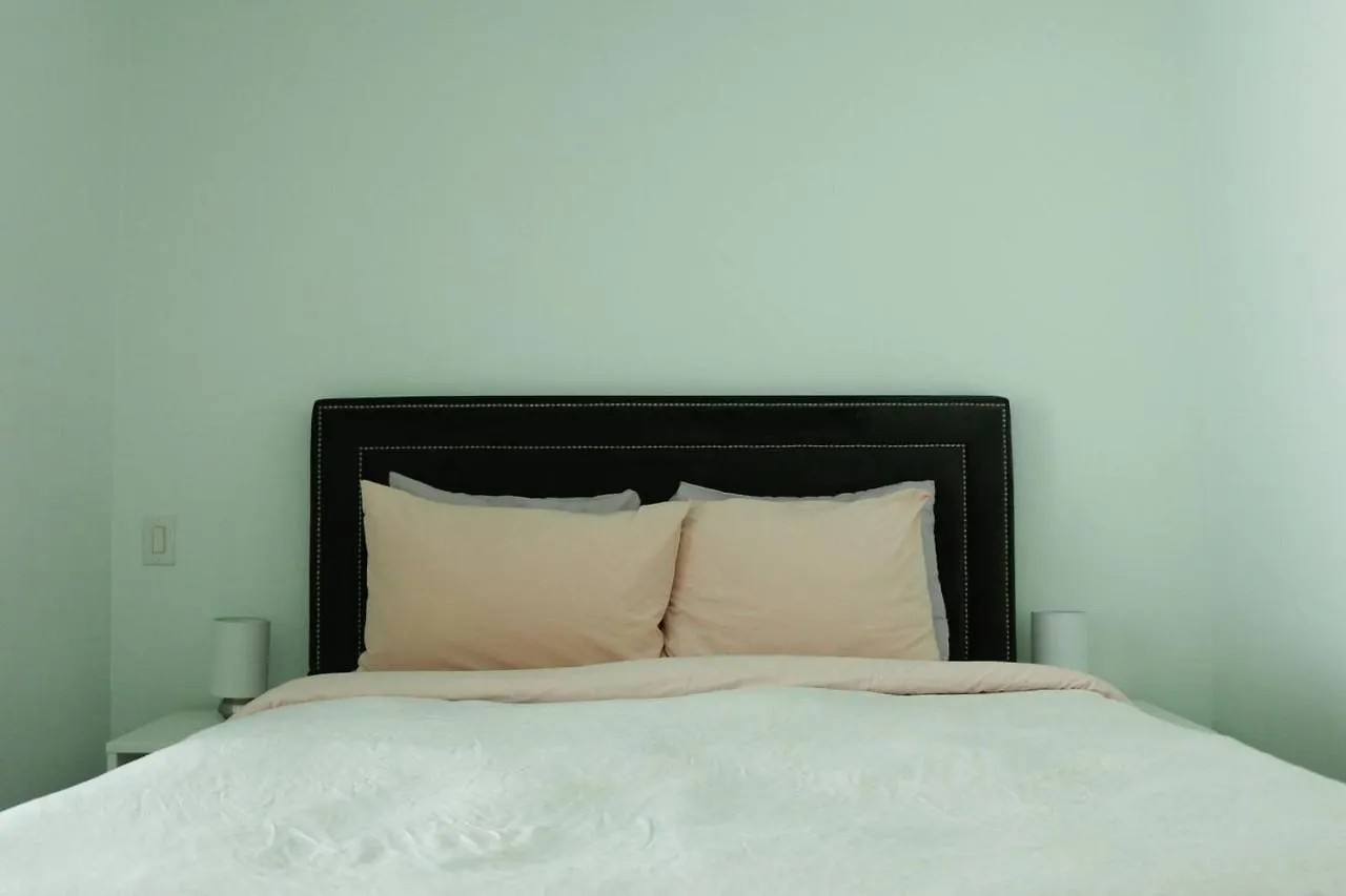 Elegant 1-Bed Condo In Chinatown Victoria Apartment